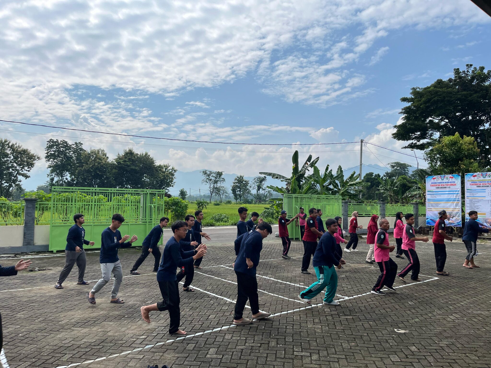 Senam Sehat Bersama Mahasiswa KKN Tematik Universitas Darussalam dan Warga Desa Plancungan-Ponorogo