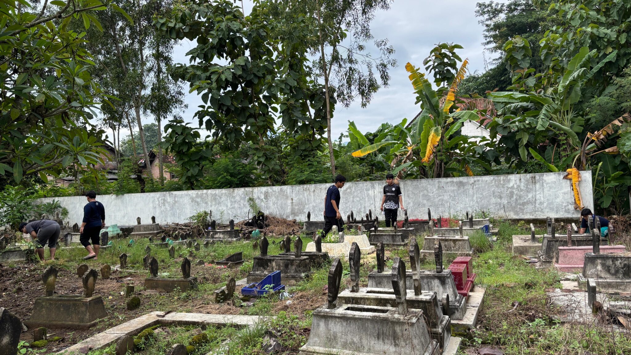 Gotong Royong Membersihkan Makam Umum Bersama Dalam Menyambut Bulan Suci Ramadhan